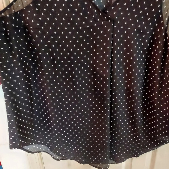 Torrid Polka Dot Single Pleat Georgette Tunic Top in Size 2 - Picture 4 of 5